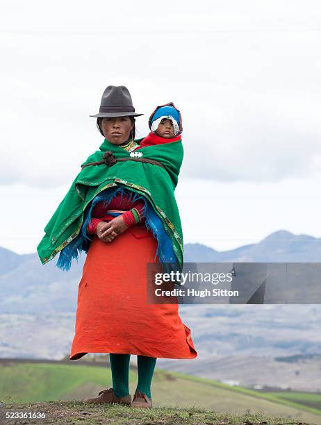 women with baby (6-11 months) in highlands wearing traditional ecuadorian costume, ecuador - 民族衣装 ストックフォトと画像