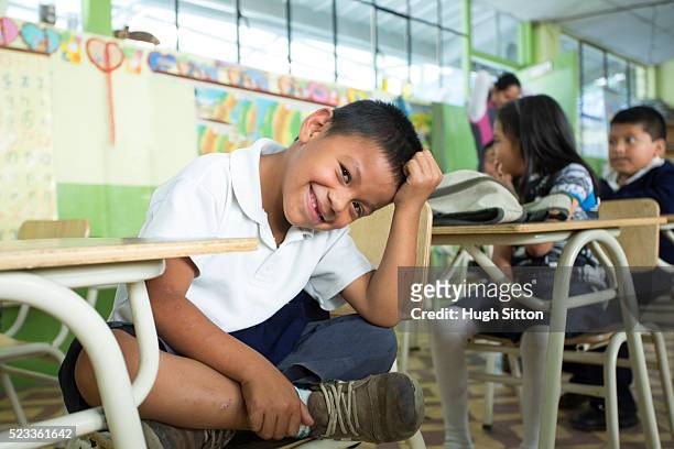school children (6-7) in classroom, ecuador - hispanoamérica fotografías e imágenes de stock
