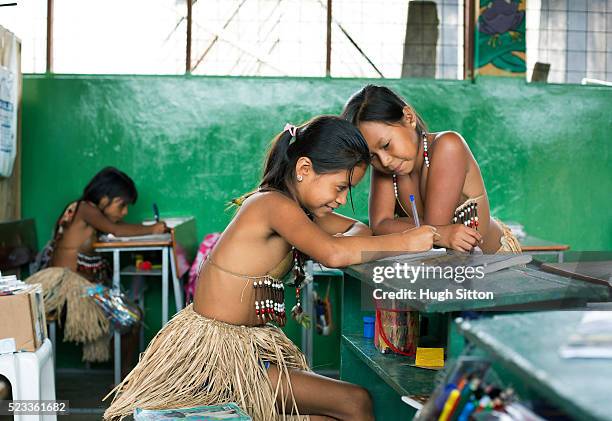 tribal girls (6-7, 8-9) from amazonian rainforest, ecuador - 先住民文化 ストックフォトと画像