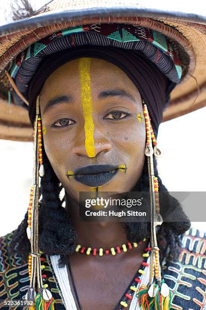 portrait of tribal man in traditional clothing and face paint - african tribal face painting stock-fotos und bilder