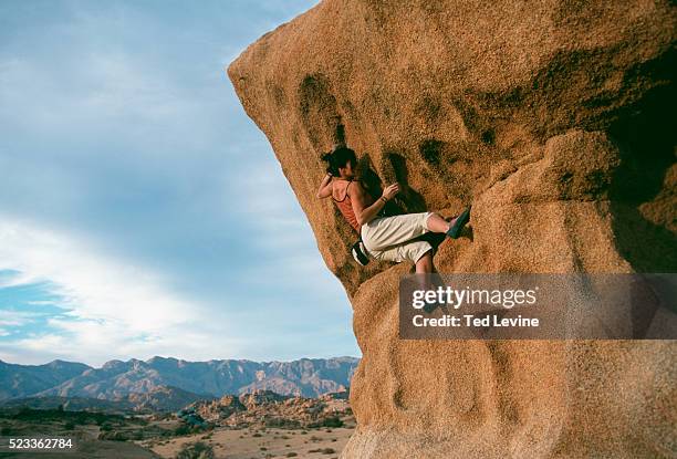 woman freeclimbing, atlas mountains, morocco, africa - escalada livre imagens e fotografias de stock