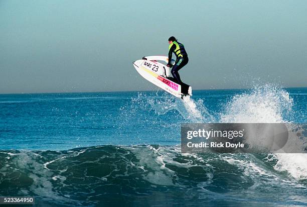 jet skier tim tynon jumping a wave - jet ski - fotografias e filmes do acervo