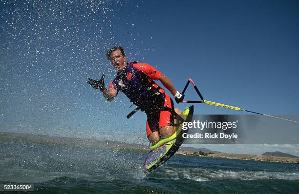 kneeboarding backwards on the colorado river - wasserskifahren stock-fotos und bilder