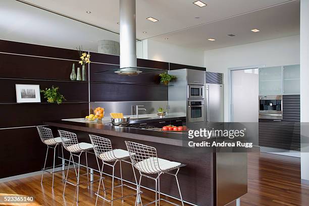 bertoia stools at counter in contemporary kitchen - cocina doméstica fotografías e imágenes de stock