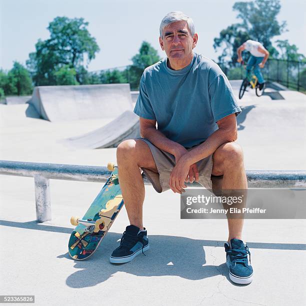 senior man with skateboard in skateboard park - mens free skate imagens e fotografias de stock