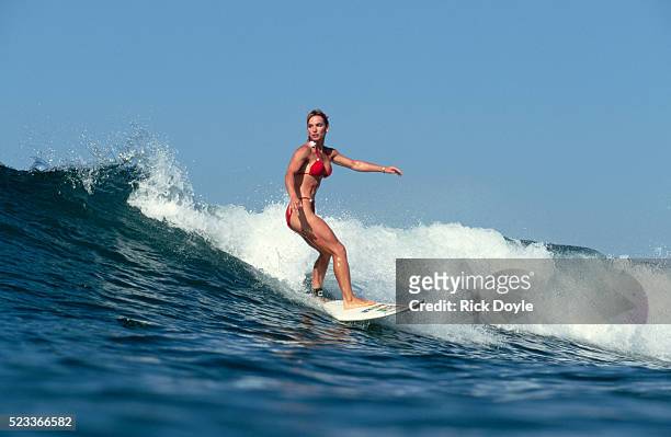 pam burridge in surfing contest - huntington beach photos et images de collection