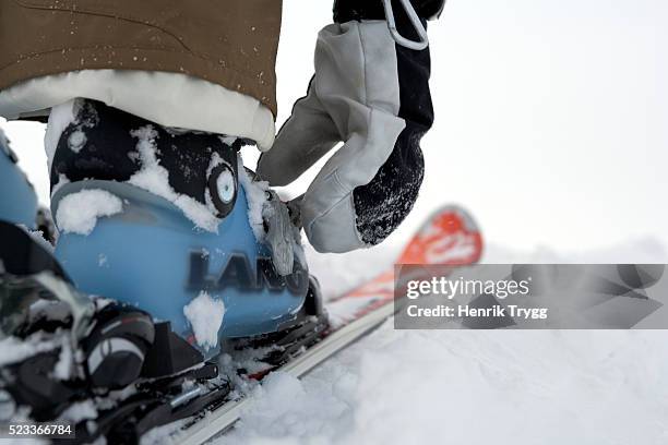 skier buckling boot - skischoen stockfoto's en -beelden