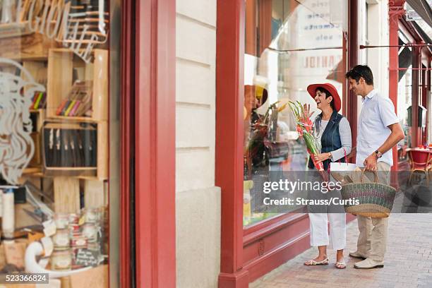 couple window shopping - guy carcassonne stock pictures, royalty-free photos & images