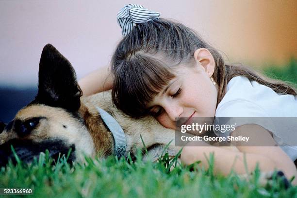 girl sleeping with dog - pastore tedesco foto e immagini stock