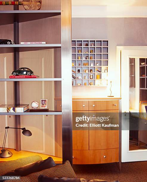 shelving and curio cabinet holding collectibles - baseball card collection stockfoto's en -beelden