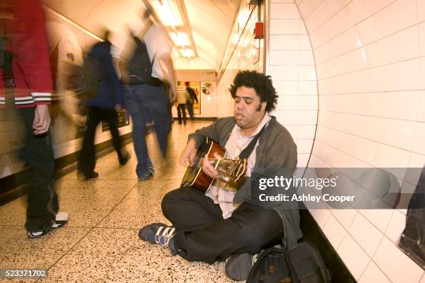 guitarist busking inside tube station - busker 個照片及圖片檔