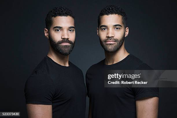 identical twin brothers - adult twins stockfoto's en -beelden