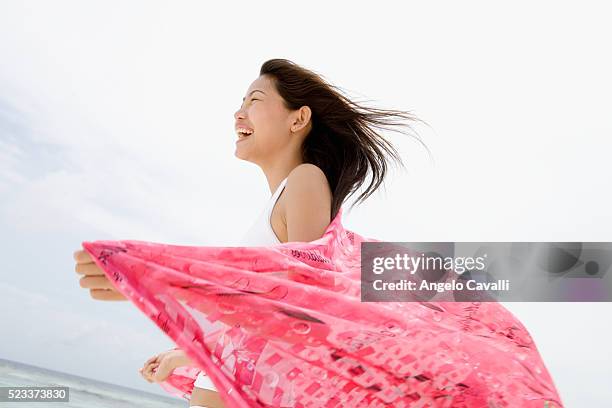 smiling woman at the beach - bandos foto e immagini stock