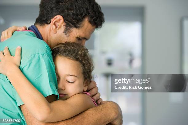doctor hugging young patient - doctor with child stockfoto's en -beelden