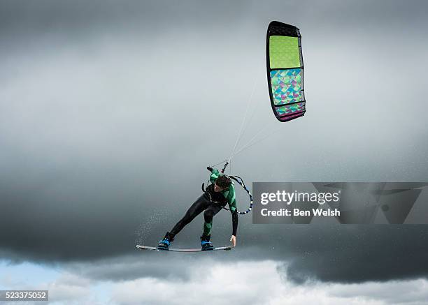 kitesurfing, water sports action. - wakeboarden stock-fotos und bilder