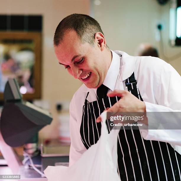 amichevole "responsabile di macelleria/pescheria - butcher foto e immagini stock