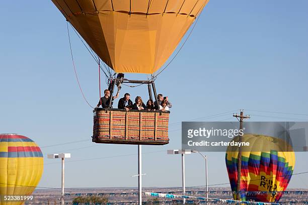 heißluftballon in albuquerque, new mexico - hot air balloon ride stock-fotos und bilder
