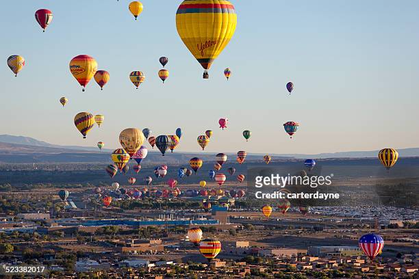 hot air balloons aumentando por encima de albuquerque, nuevo méxico - albuquerque fotografías e imágenes de stock
