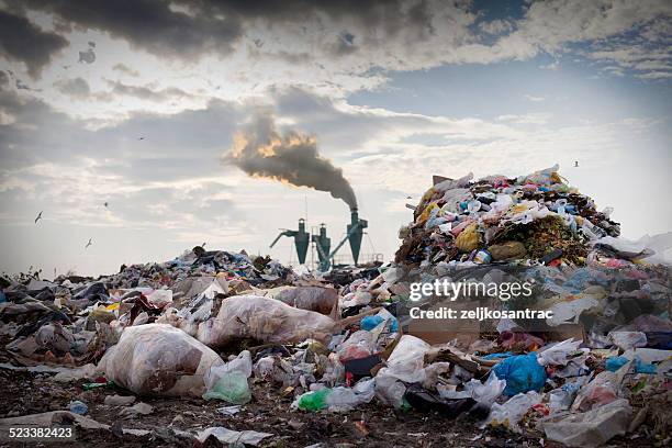 problemas medioambientales - basura fotografías e imágenes de stock
