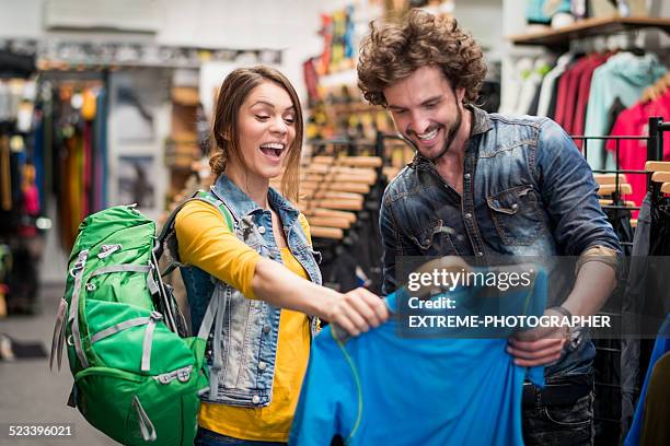 femme dans un magasin est heureux de vous trouver chemise bleue - magasin de sport photos et images de collection