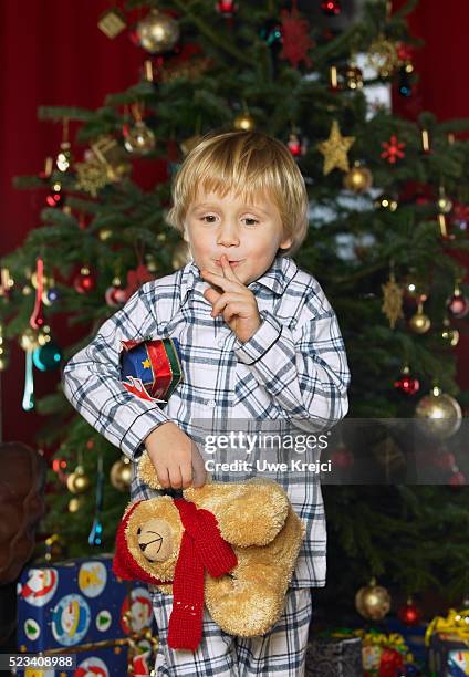 boy stealing christmas present - sólo niños varones fotografías e imágenes de stock