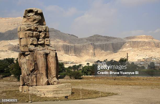 colossi of memnon - colossi of memnon stock pictures, royalty-free photos & images