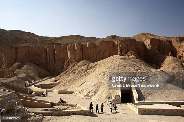 tombs in the vally of kings - egyptian tomb stock-fotos und bilder