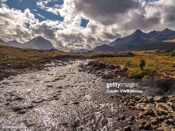 views from sligachan, isle of skye, scotland - glen sligachan 個照片及圖片檔