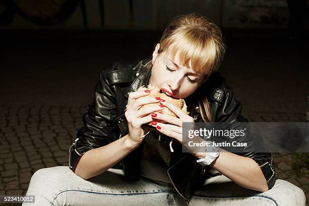 girl eating a burger - bar local de entretenimento imagens e fotografias de stock