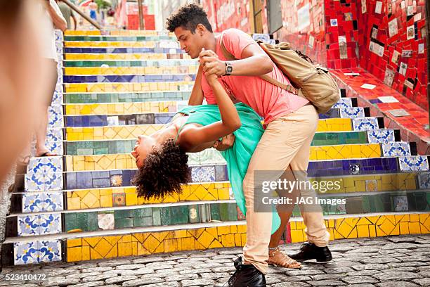 couple dancing on escadaria selaron, rio de janeiro, brazil - escadaria fotografías e imágenes de stock