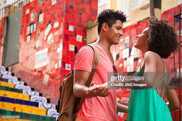 couple holding hands on escadaria selaron, rio de janeiro, brazil - escadaria selaron steps rio de janeiro stockfoto's en -beelden