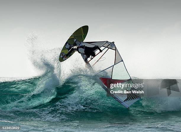 extreme windsurfing action. - windsurfbrett stock-fotos und bilder