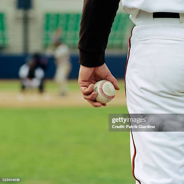 pitcher on mound holding baseball - 投手 個照片及圖片檔