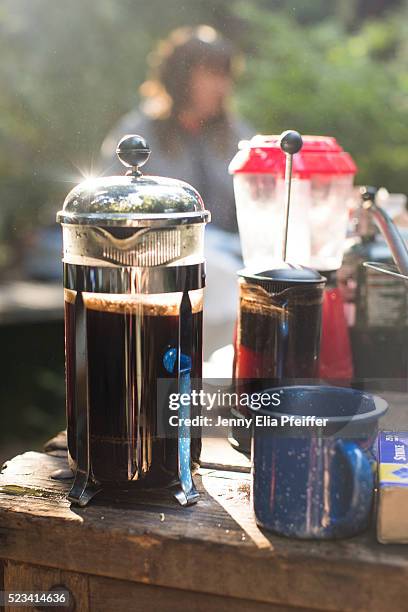 camping coffee in french press - coffee plunger stock-fotos und bilder