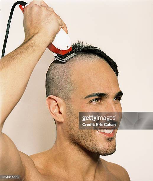 man shaving his head - elektrisch scheerapparaat stockfoto's en -beelden