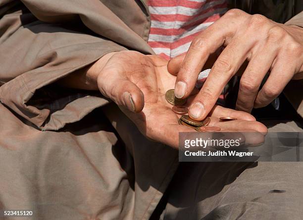homeless man counting money - homeless person stockfoto's en -beelden