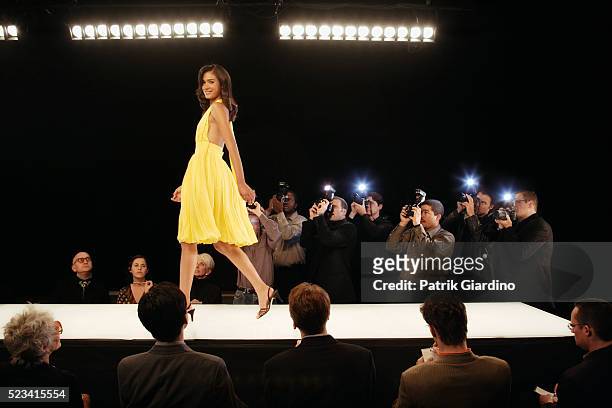 fashion model on runway - fashion show photos et images de collection