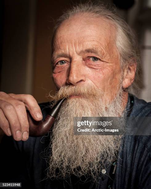 portrait of senior man with beard - bauer pfeife stock-fotos und bilder