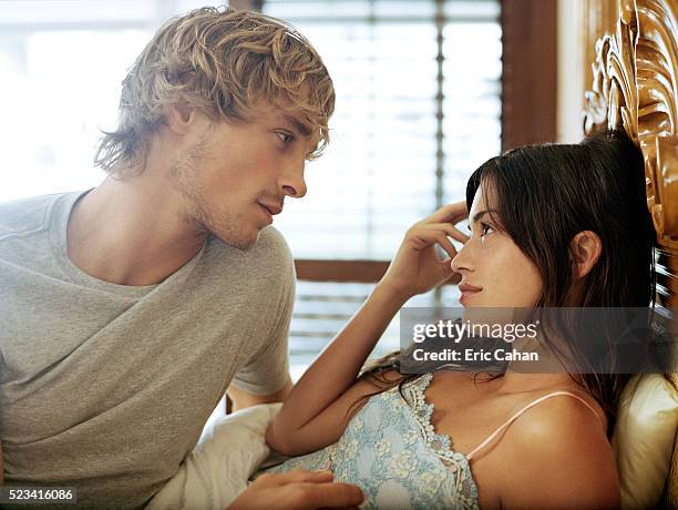 couple in bed - verführung stock-fotos und bilder