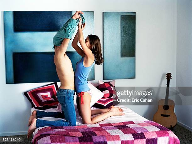 couple undressing in bed - libertinage vintage photos et images de collection