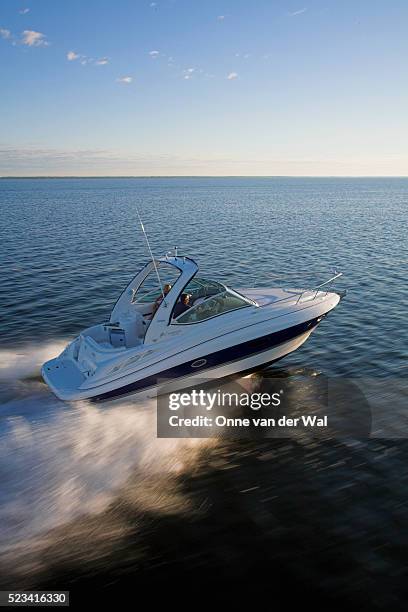 cruiser 30 foot powerboat running at speed - motor boat stock pictures, royalty-free photos & images