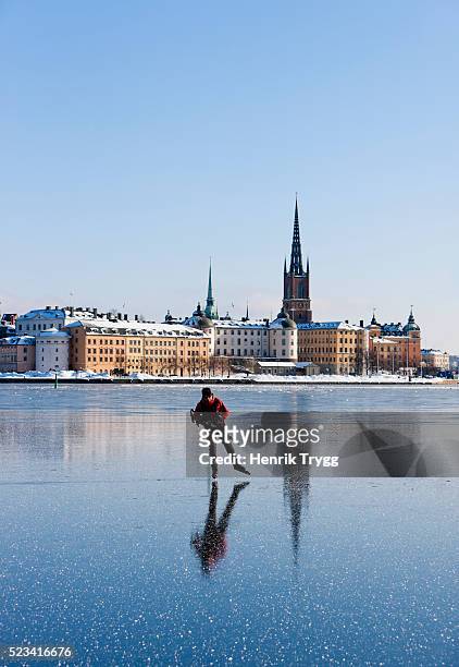iceskating in stockholm city - stockholm fotografías e imágenes de stock