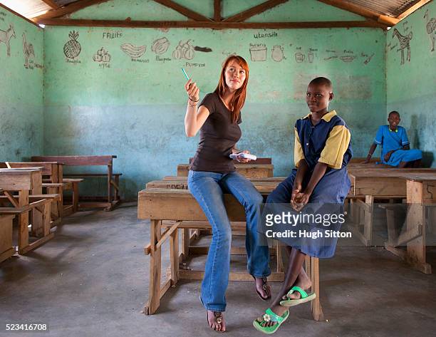 teacher talking to school girl in classroom, kenya - native african girls 個照片及圖片檔