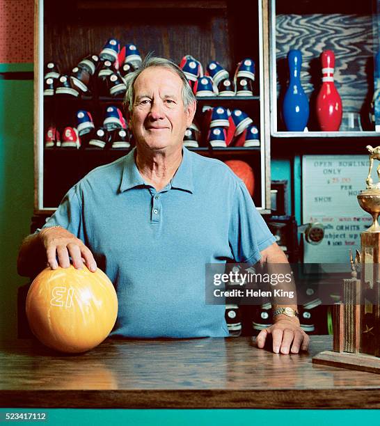 bowling alley owner behind counter - bowling alley fotografías e imágenes de stock