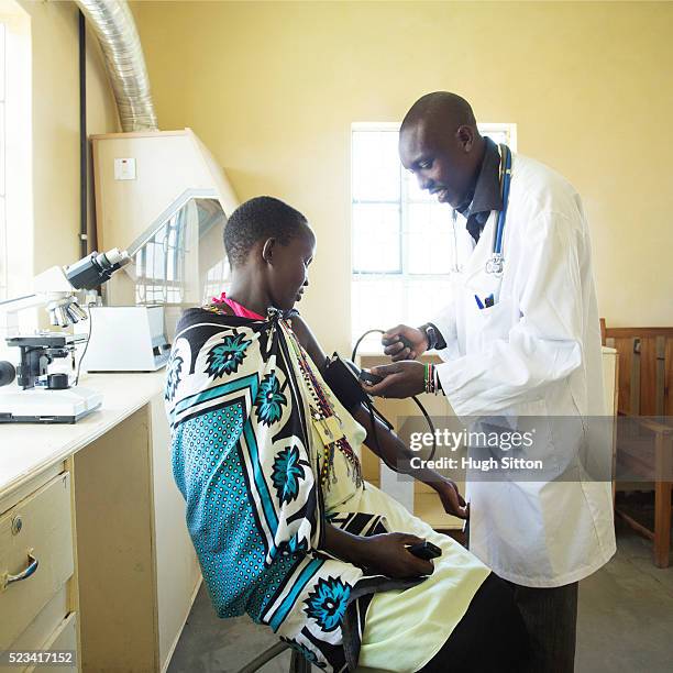 medical staff working in busy african clinic. - hugh sitton - fotografias e filmes do acervo