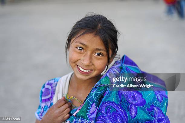 mayan girl in market - san cristobal - fotografias e filmes do acervo
