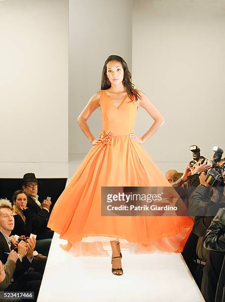 fashion model on runway - jury - entertainment photos et images de collection
