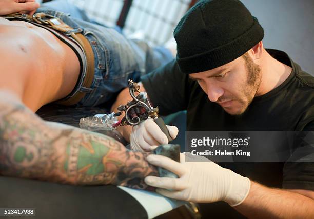 tattoo artist at work - tattooing ストックフォトと画像