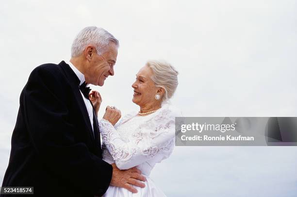 mature newlyweds - verheiratet stock-fotos und bilder