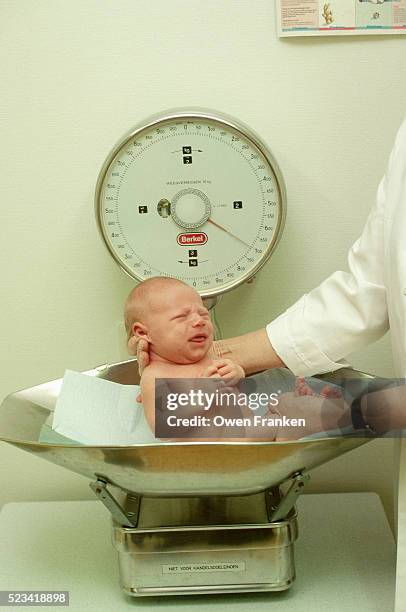 https://media.gettyimages.com/id/523418898/photo/pediatrician-weighing-newborn-boy.jpg?s=612x612&w=gi&k=20&c=BdBel9eMWU8P7e8cPSJq025WBMENOGTBup3_Fz9aUSE=